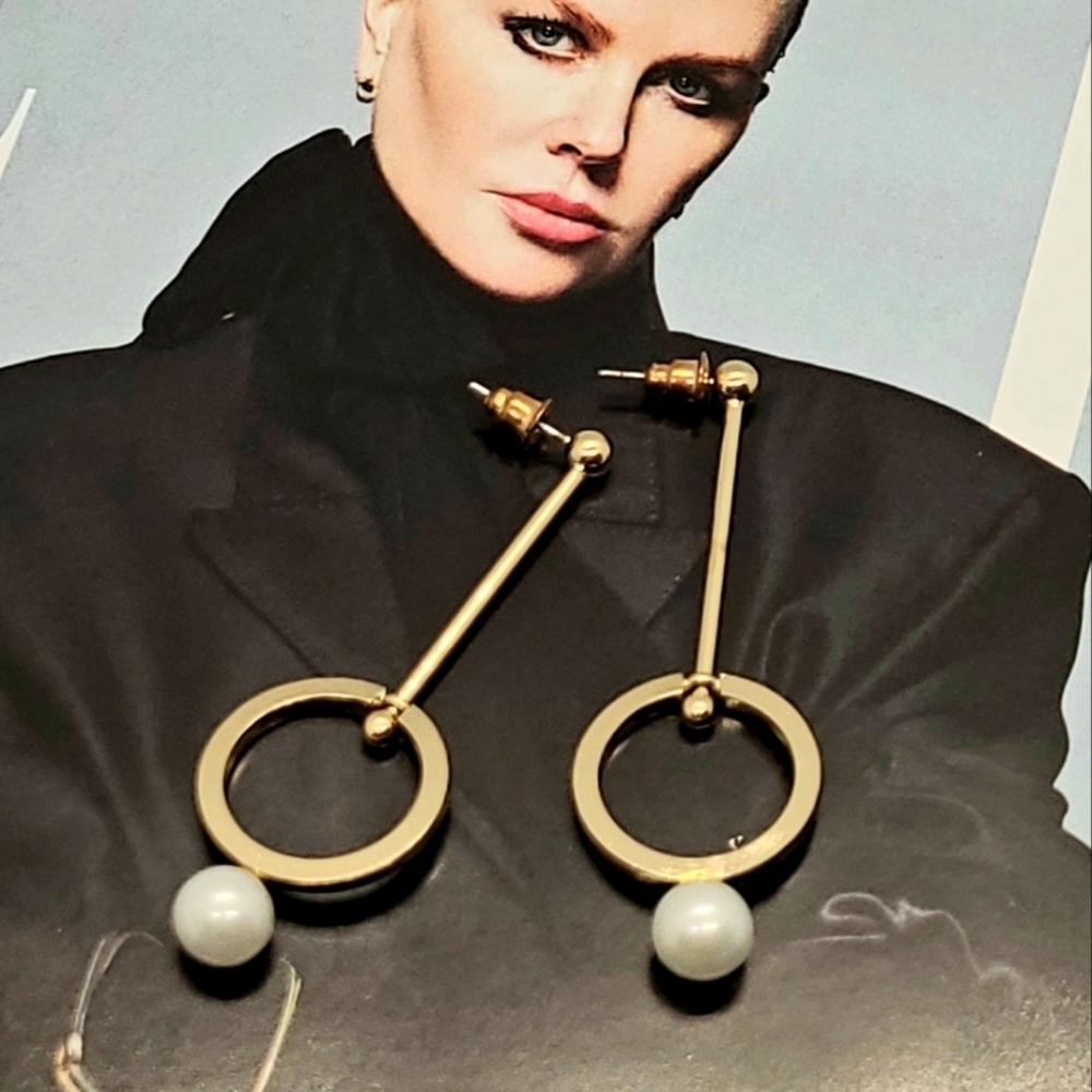 NWT Pearl Minimalist Modern Circle Drop Gold Earrings